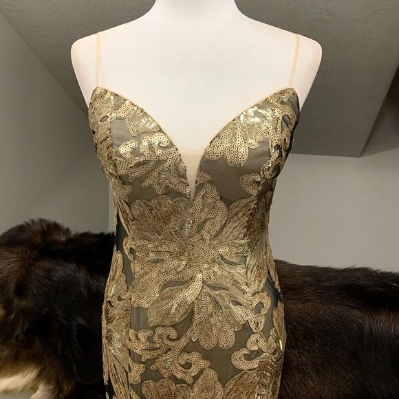 Gorgeous Sequined Golden Floral Lace Mermaid Gown - Picture 4 of 16